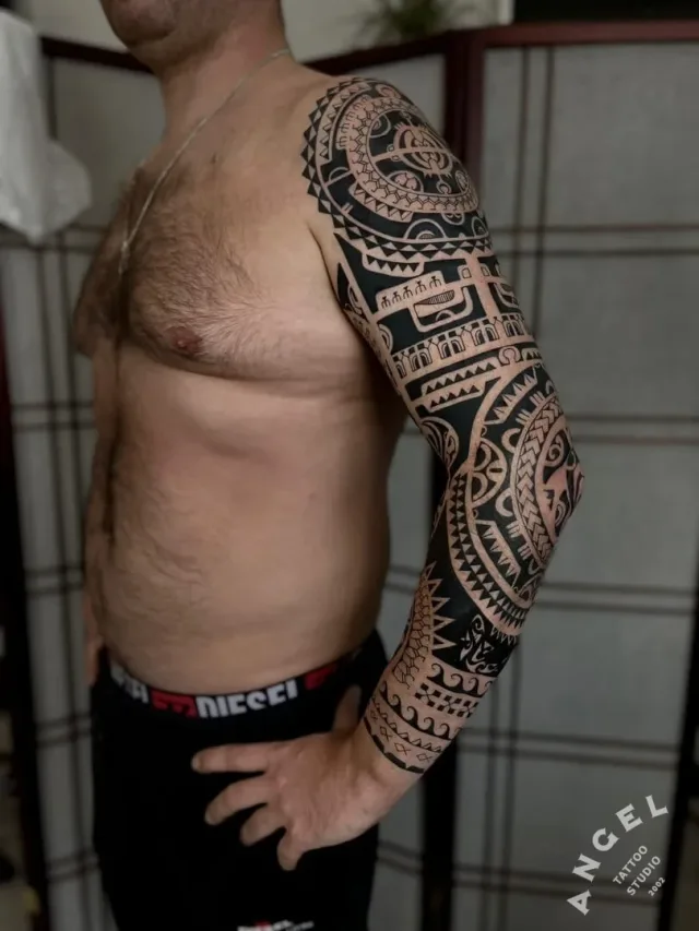 Полинезийский орнаментальный рукав в стиле Blackwork