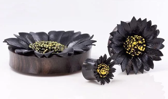 Плаг из рога буйвола с чёрным кожаным цветком / Black flower painted leather double flare horn plug