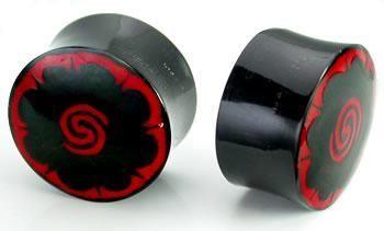 Плаг из рога с красной абстрактной спиралью из смолы