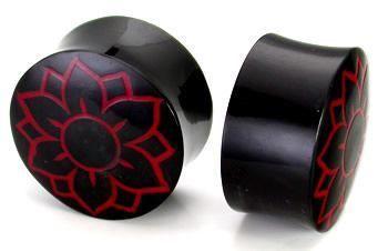 Плаг из рога с красным нарисованным цветком